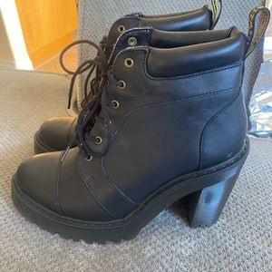 Barely worn heeled Dr. Martens like new
